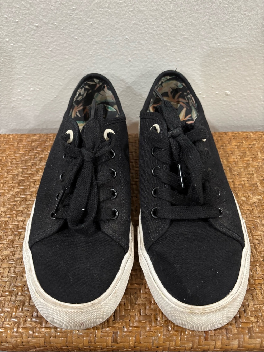 Vionic Oasis - Black Canvas Low-Top Sneakers with Printed Lining